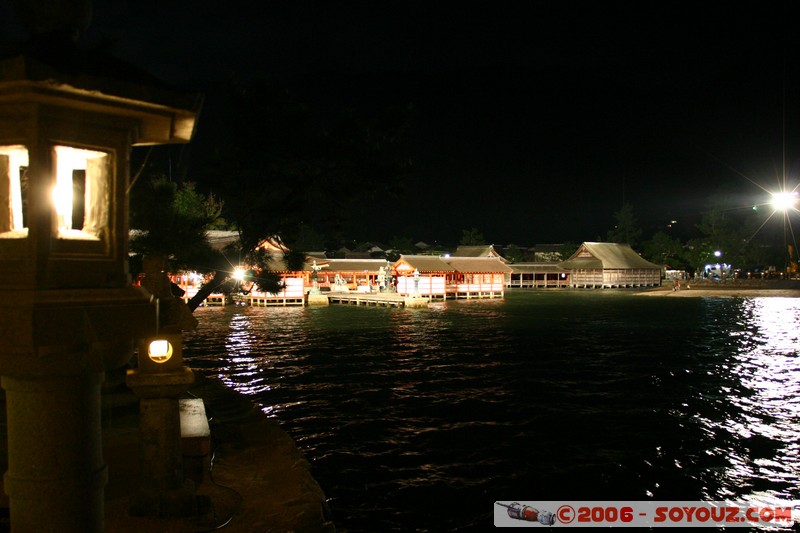 Itsukushima Shrine by night
Mots-clés: Nuit patrimoine unesco