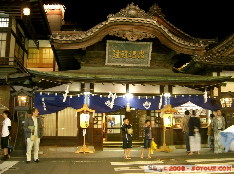 Dogo Onsen Honkan
Mots-clés: Nuit