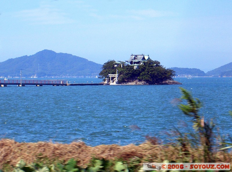 Temple sur une île
