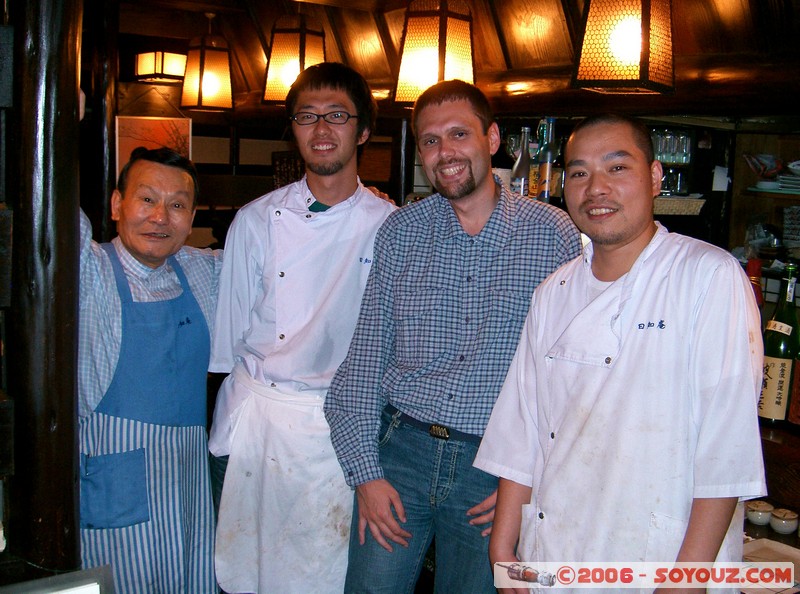 Le patron et le personnel du saké bar
