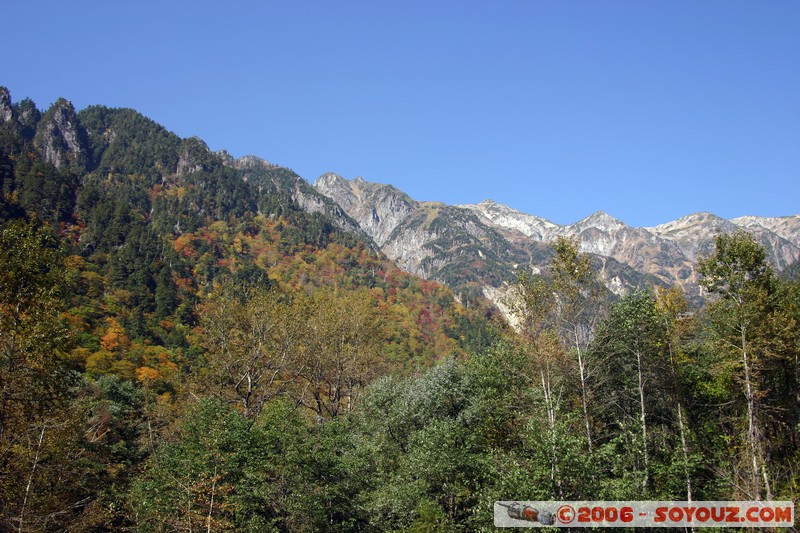 vue sur les montagnes entourant Shinhotaka
