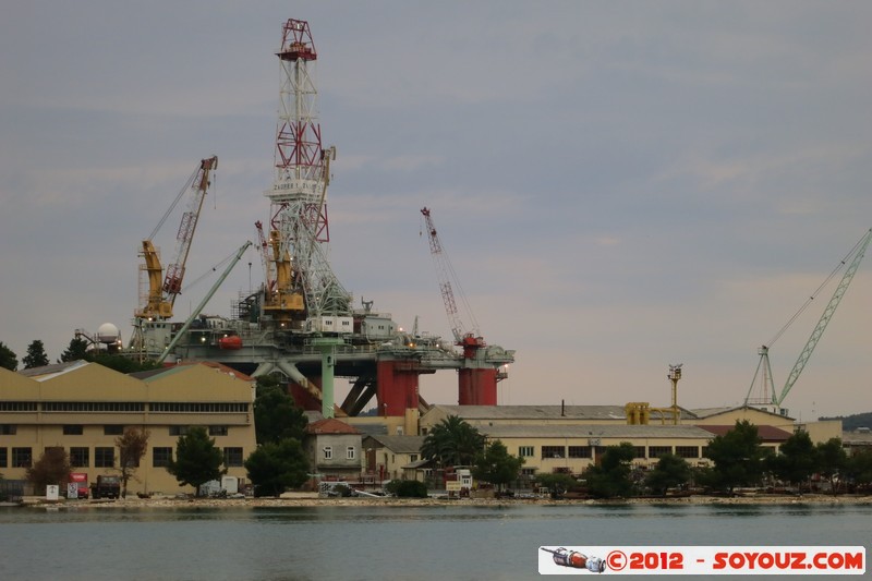 Trogir - Shipyard - Offshore plateforme Zagreb 1
Mots-clés: Croatie geo:lat=43.51602924 geo:lon=16.24608534 geotagged HRV Splitsko-Dalmatinska Trogir Trogir in Croatia usine