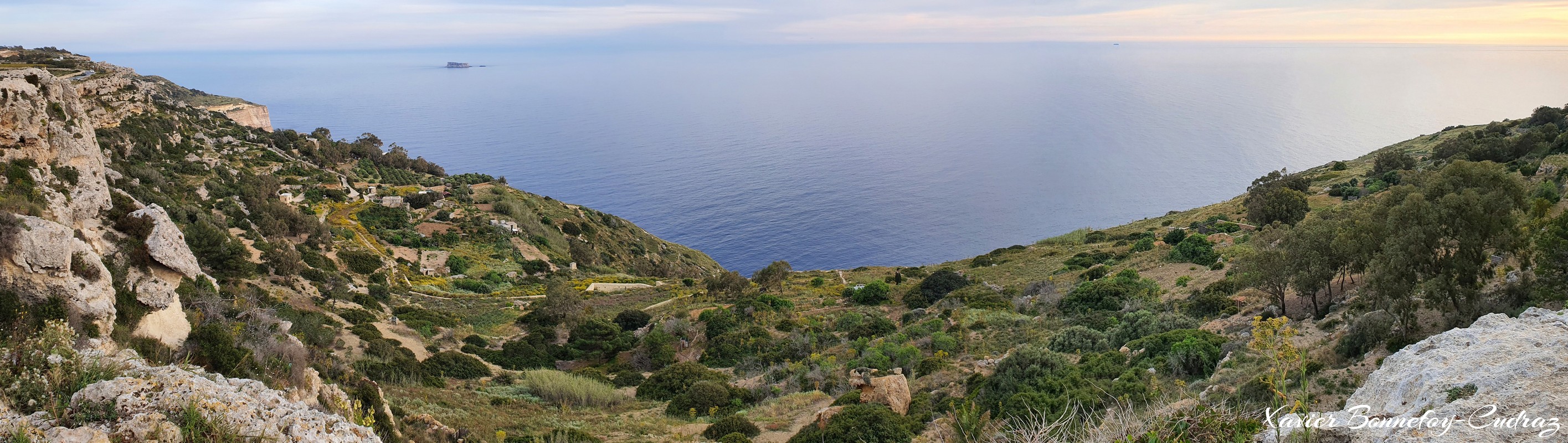 Dingli Cliffs - panorama
Mots-clés: Dingli geo:lat=35.85167922 geo:lon=14.38562304 geotagged Malte MLT Tal-Veċċa Malta Southern Region Dingli Cliffs panorama