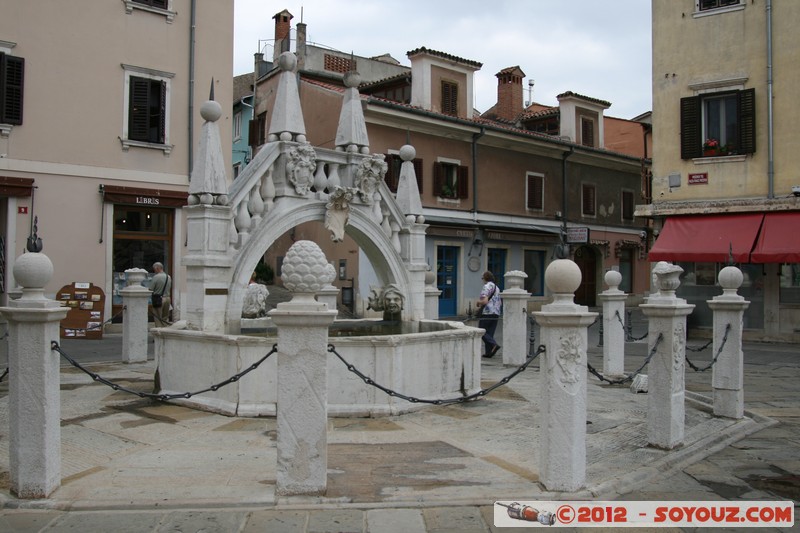 Koper - Da Ponte Fountain
Mots-clés: geo:lat=45.54546620 geo:lon=13.72979794 geotagged Koper SlovÃ¨nie SVN Slovenie Fontaine