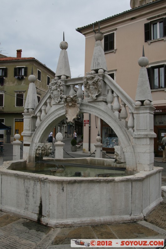 Koper - Da Ponte Fountain
Mots-clés: geo:lat=45.54550070 geo:lon=13.72979896 geotagged Koper SlovÃ¨nie SVN Slovenie Fontaine