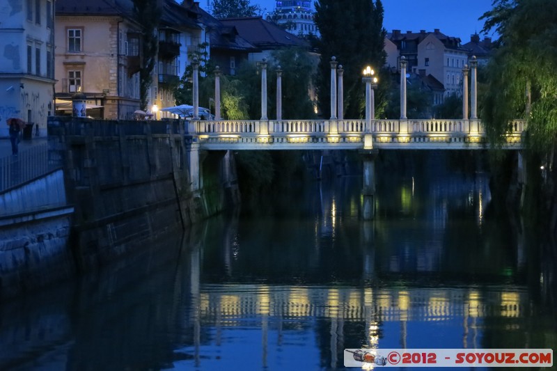 Ljubljana by night - Gallusovo nabrezje - Cevljarski most
Mots-clés: geo:lat=46.04740966 geo:lon=14.50563636 geotagged Ljubljana SlovÃ¨nie SVN Slovenie Nuit Pont Riviere