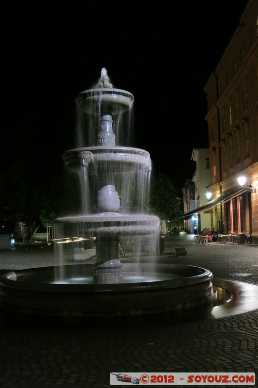 Ljubljana by night - The Novi trg Square
Mots-clés: geo:lat=46.04796231 geo:lon=14.50532909 geotagged Ljubljana SlovÃ¨nie SVN Slovenie Nuit Fontaine