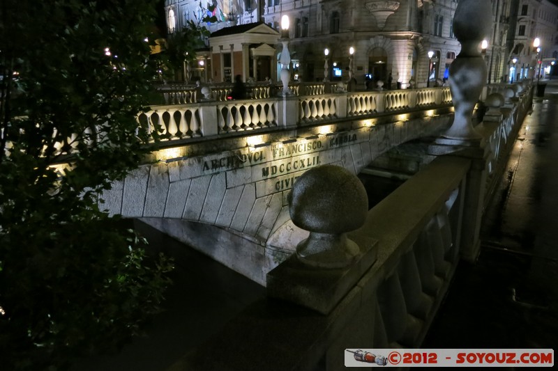 Ljubljana by night - Tromostovje (Triple bridge)
Mots-clés: geo:lat=46.05112396 geo:lon=14.50593979 geotagged Ljubljana SlovÃ¨nie SVN Slovenie Nuit Tromostovje Pont