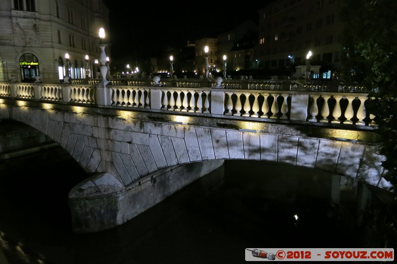 Ljubljana by night - Tromostovje (Triple bridge)
Mots-clés: geo:lat=46.05128244 geo:lon=14.50637539 geotagged Ljubljana SlovÃ¨nie SVN Slovenie Nuit Tromostovje Pont