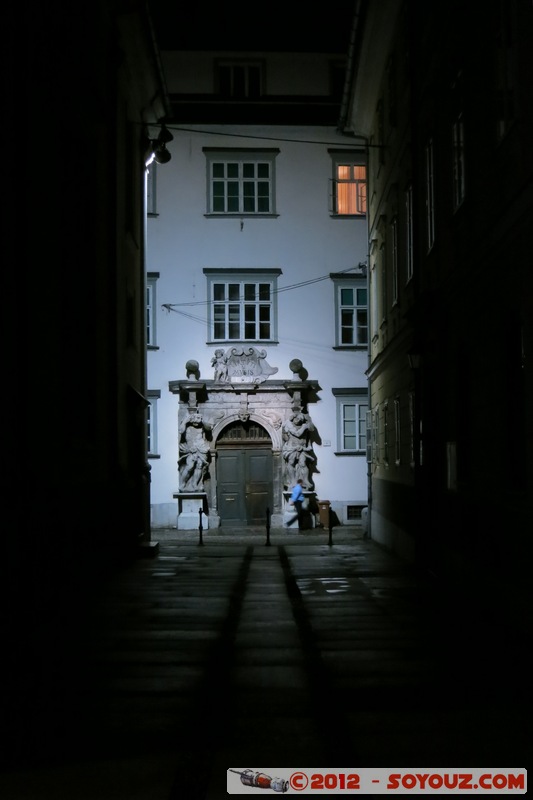 Ljubljana by night - Semeniska palaca
Mots-clés: geo:lat=46.05070868 geo:lon=14.50874380 geotagged Ljubljana SlovÃ¨nie SVN Slovenie Nuit chateau