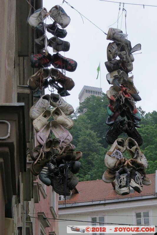 Ljubljana - Art? Hanging shoes
Mots-clés: geo:lat=46.04856133 geo:lon=14.50590004 geotagged Ljubljana SlovÃ¨nie SVN Slovenie Art