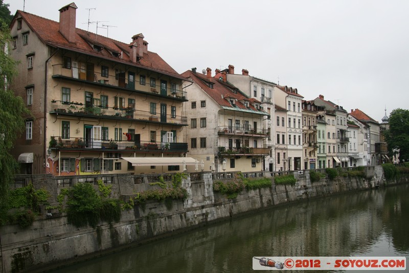 Ljubljana - Hnbarjevo nabrezje
Mots-clés: geo:lat=46.04834766 geo:lon=14.50552740 geotagged Ljubljana SlovÃ¨nie SVN Slovenie