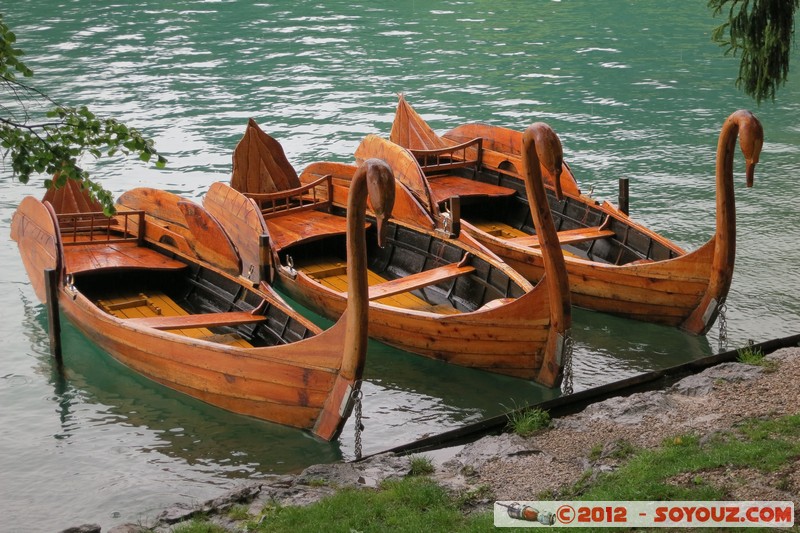 Bled - Lake - Swan boats
Mots-clés: Bled geo:lat=46.36245084 geo:lon=14.08144402 geotagged Krnica SlovÃ¨nie SVN Slovenie Lac