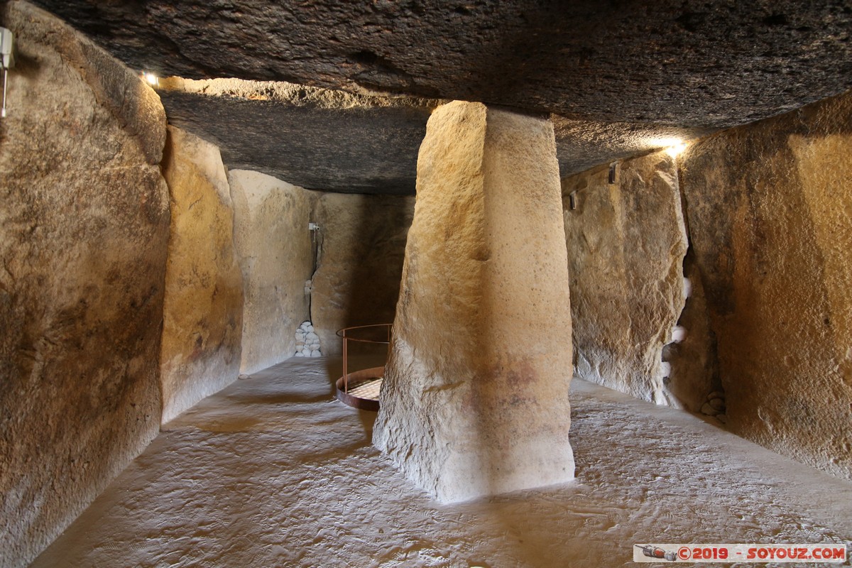 Antequera - Dolmen de Menga
Mots-clés: Andalucia Antequera ESP Espagne Conjunto Arqueologico Dolmenes de Antequera Dolmen de Menga Dolmen Ruines Megalithique