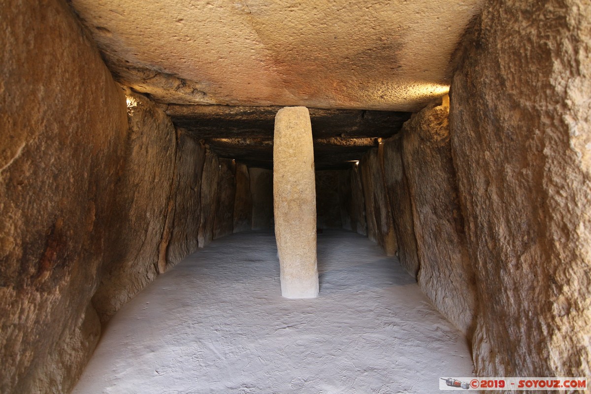 Antequera - Dolmen de Menga
Mots-clés: Andalucia Antequera ESP Espagne Conjunto Arqueologico Dolmenes de Antequera Dolmen de Menga Dolmen Ruines Megalithique