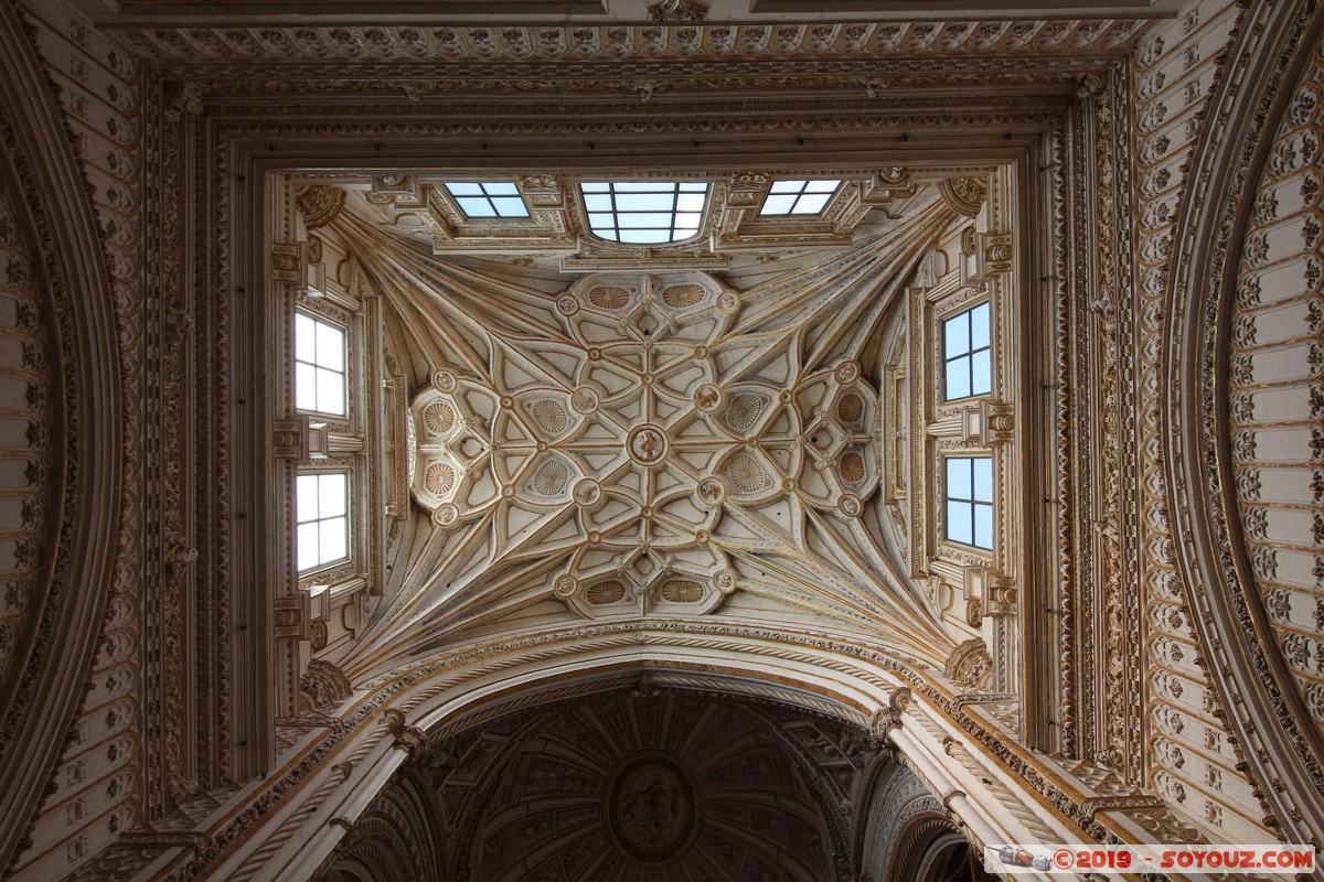 Cordoba - Mezquita-Catedral
Mots-clés: Andalucia Córdoba ESP Espagne Terrenos Del Castillo (Cordoba) Mezquita-Catedral Eglise Mosque patrimoine unesco