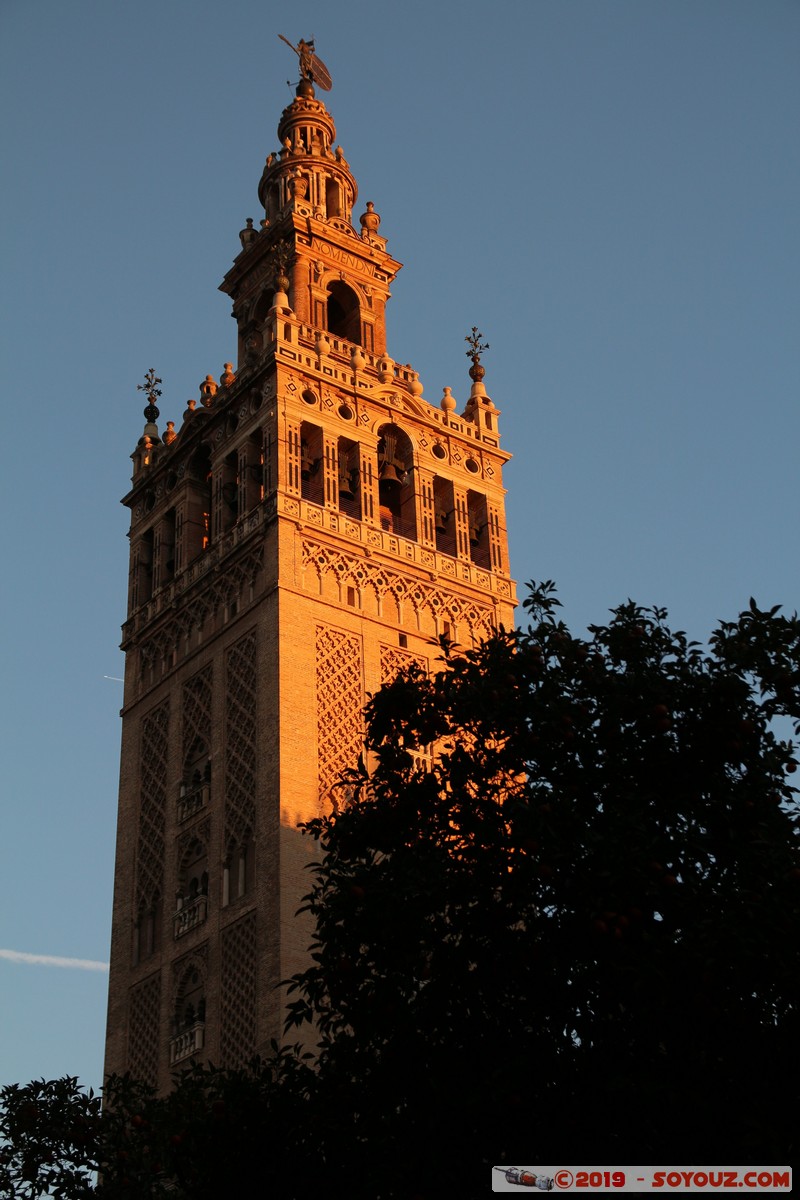 Sevilla - Catedral de Santa Maria de la Sede - La Giralda
Mots-clés: Andalucia ESP Espagne Sevilla Triana Catedral de Santa Maria de la Sede patrimoine unesco La Giralda Egli$e Lumiere sunset