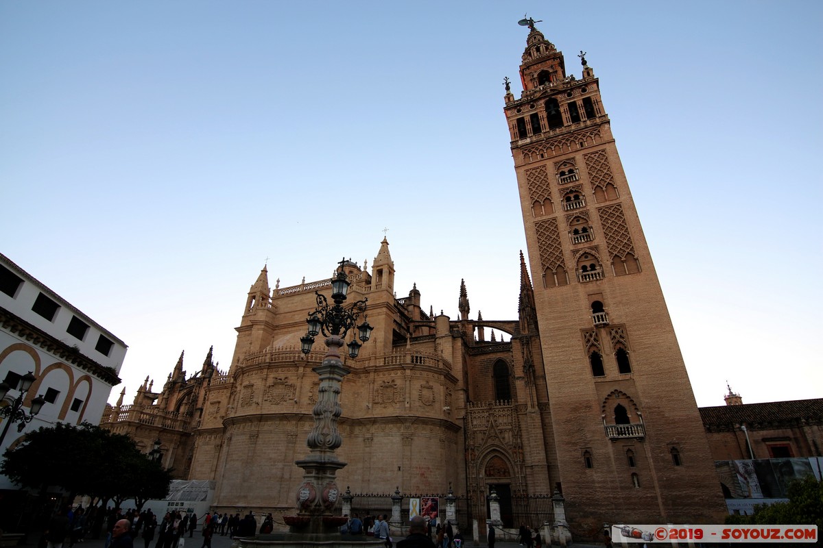 Sevilla - Catedral de Santa Maria de la Sede - La Giralda
Mots-clés: Andalucia ESP Espagne Sevilla Triana Catedral de Santa Maria de la Sede patrimoine unesco La Giralda Egli$e