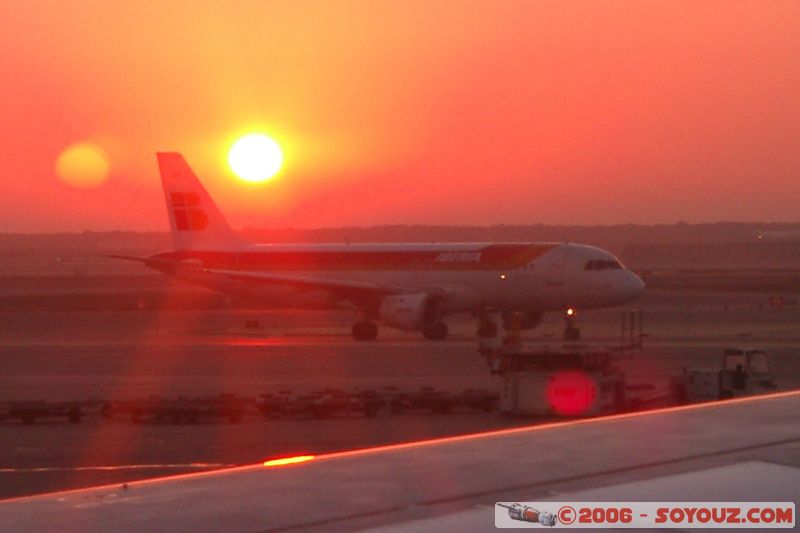 Levé de soleil sur l'aeroport de Barcelone
Mots-clés: Barcelona Barcelone Catalogne Espagne Gaudi La Ciutadella Mercat Boqueria Parc Güell Sagrada Familia