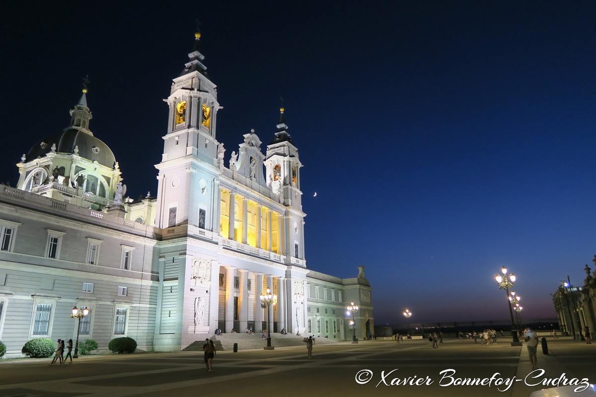 Madrid
Mots-clés: ESP Espagne geo:lat=40.41647022 geo:lon=-3.71362002 geotagged Madrid Palacio Nuit Blue Hour sunset Catedral de Santa María la Real de la Almudena Eglise