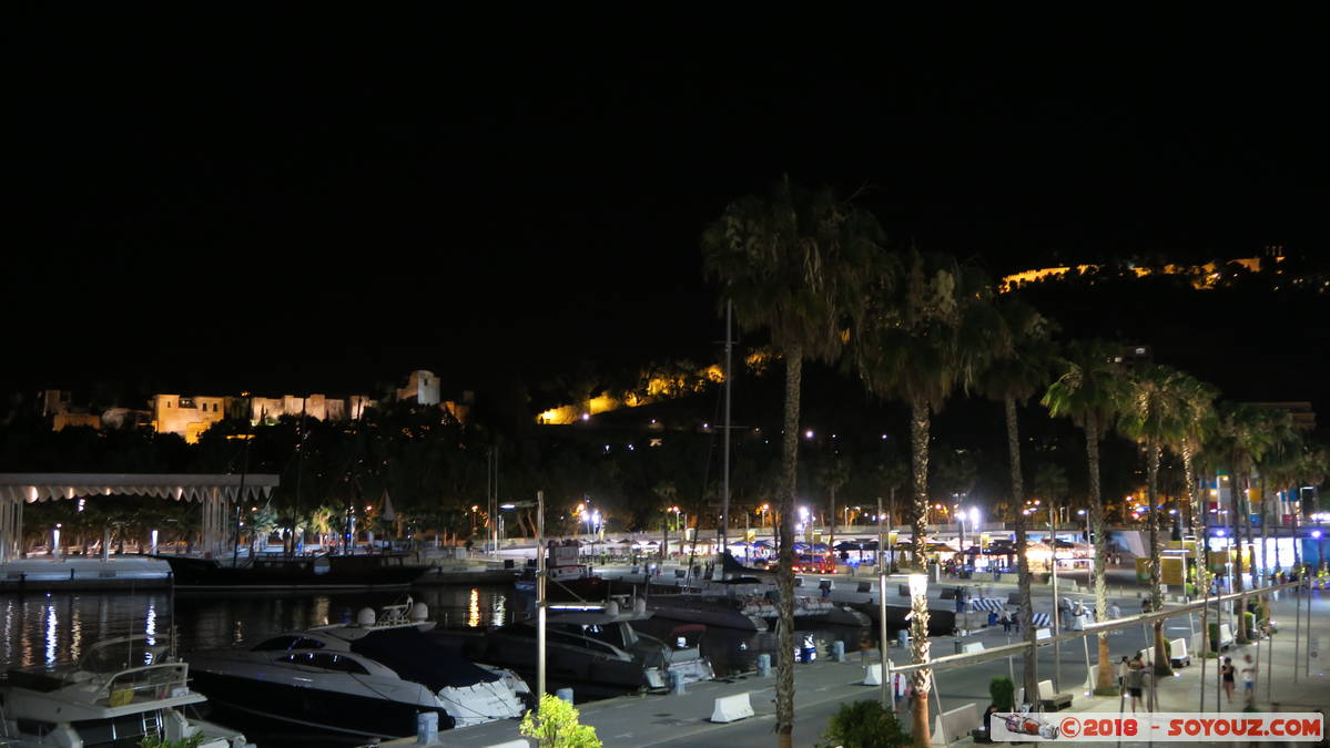 Malaga by night - Paseo del Muelle Uno - La Alcazaba
Mots-clés: Andalucia ESP Espagne Malaga Málaga Nuit Paseo del Muelle Uno La Alcazaba chateau