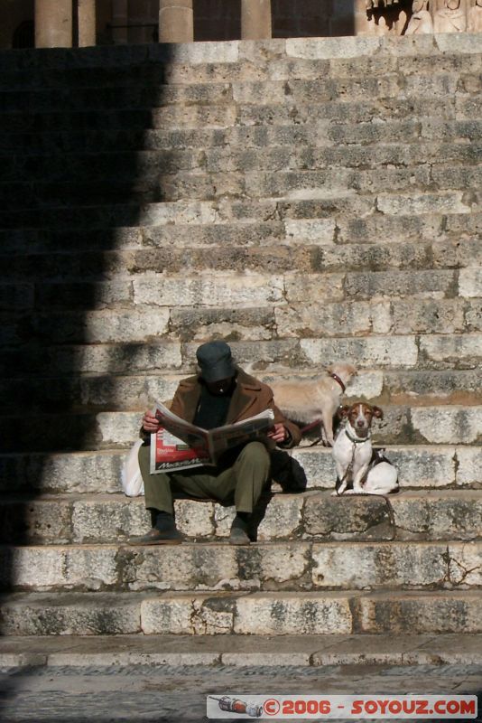 Homme et ses chiens sur les marches de la Pla de la Seu
Mots-clés: Catalogne Espagne Tarragona catedral cirque romain ruines theatre