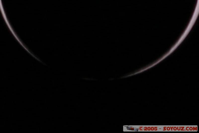 Zoom de l'image prcdente - Zoom of the previous pic
Des faisceaux de lumire apparaissent  travers le relief lunaire.
