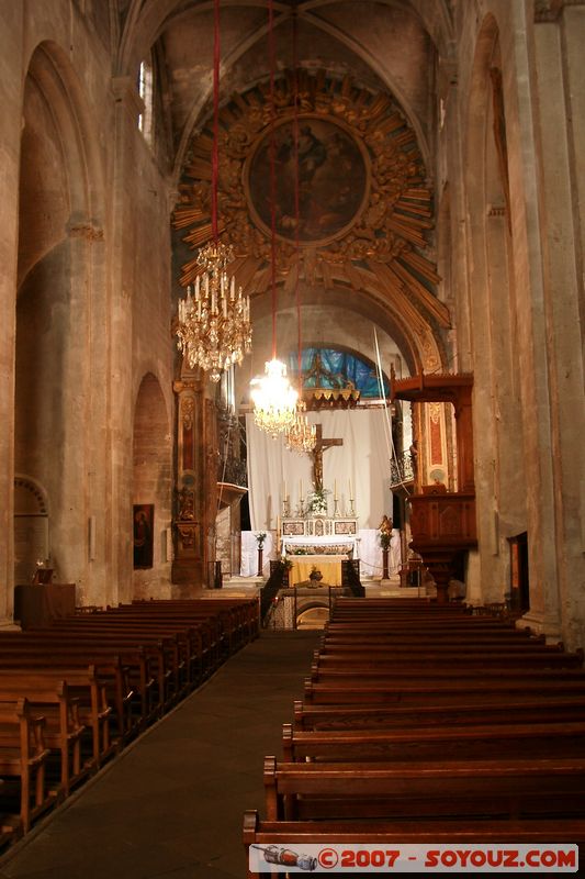 Ville d'Apt
intérieure de l'église
Mots-clés: Eglise