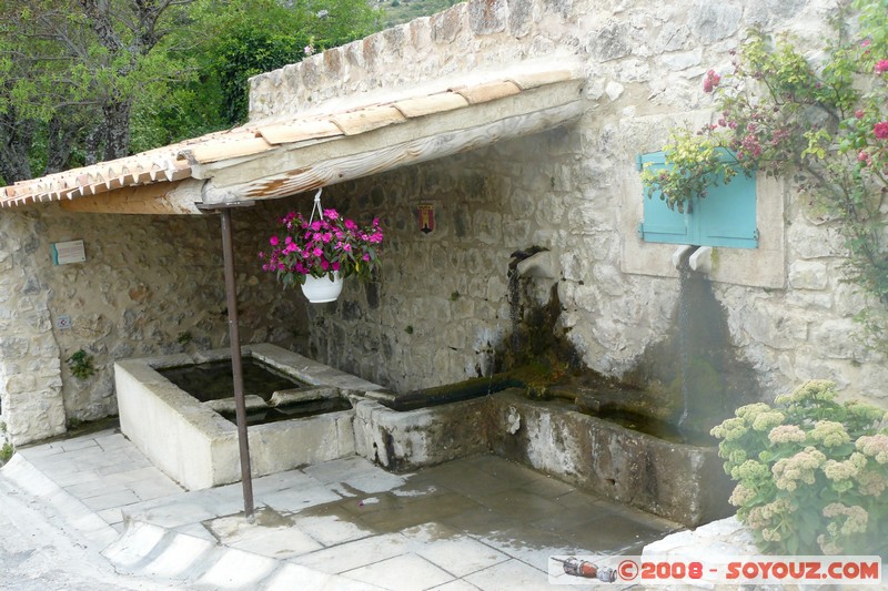 Rougon - Lavoir
Mots-clés: Fontaine