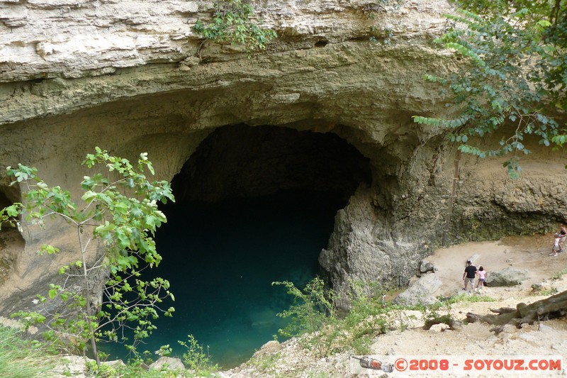 Fontaine-de-Vaucluse - La fontaine
Mots-clés: Riviere