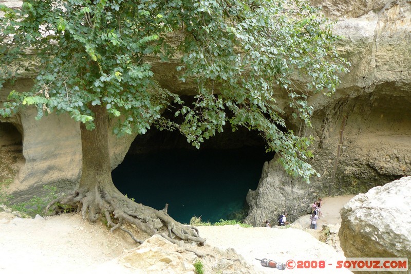 Fontaine-de-Vaucluse - La fontaine
Mots-clés: Riviere