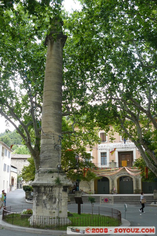 Fontaine-de-Vaucluse - La colonne pour celebrer le 600e anniversaire de la naissance de Petrarque
Mots-clés: sculpture