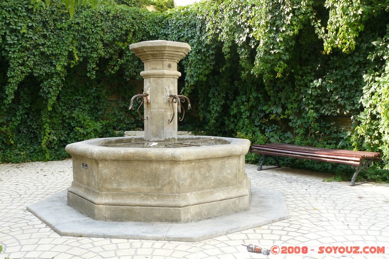 L'Isle-sur-la-Sorgue - Fontaine
Mots-clés: Fontaine