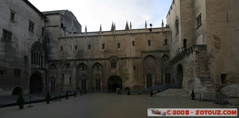 Avignon - Palais des Papes - Cour d'Honneur
Mots-clés: panorama Eglise chateau patrimoine unesco