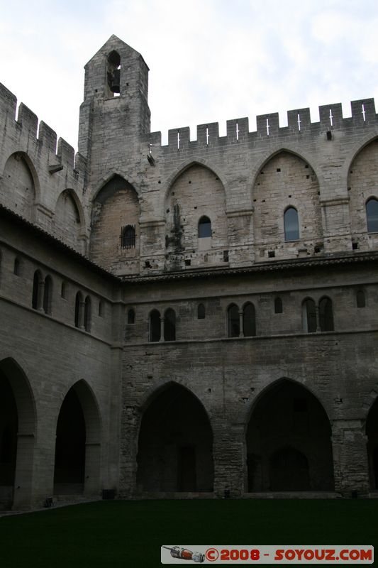 Avignon - Palais des Papes - Cloitre
Mots-clés: Eglise chateau patrimoine unesco