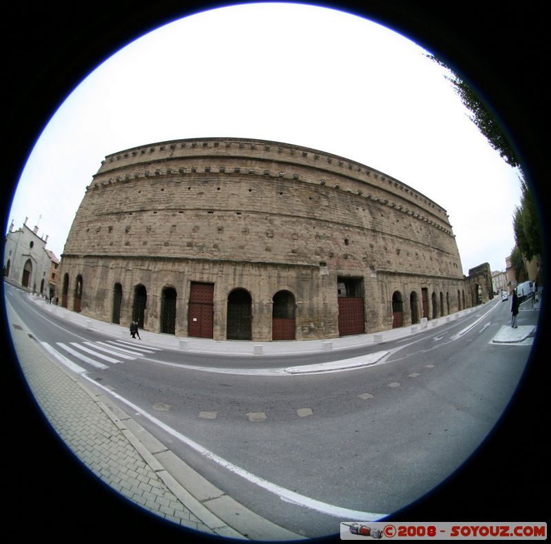 Theatre antique d'Orange
Mots-clés: Fish eye Ruines Romain patrimoine unesco