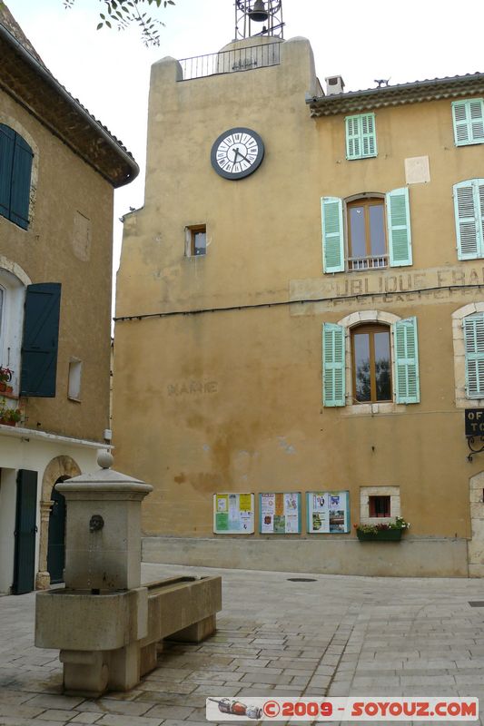 Regusse - Place de l'Horloge
