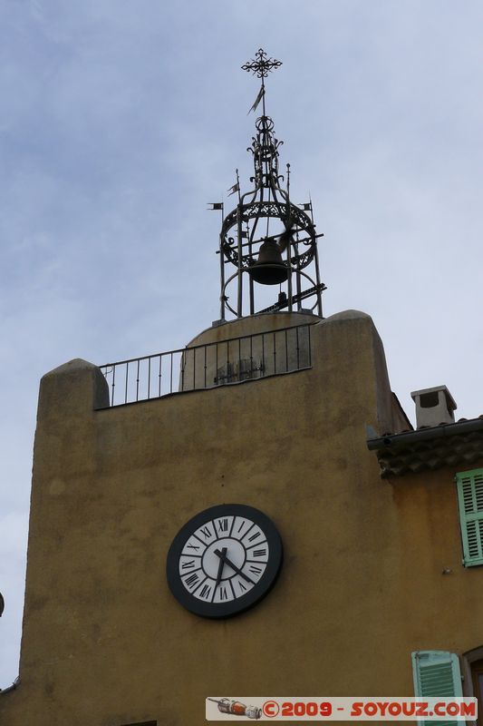 Regusse - Place de l'Horloge
