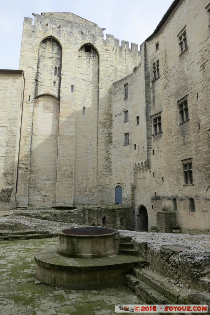 Avignon - Palais des Papes - Cour d'Honneur
Mots-clés: Avignon FRA France geo:lat=43.95068294 geo:lon=4.80734468 geotagged Provence-Alpes-Côte d'Azur Palais des Papes patrimoine unesco chateau Eglise