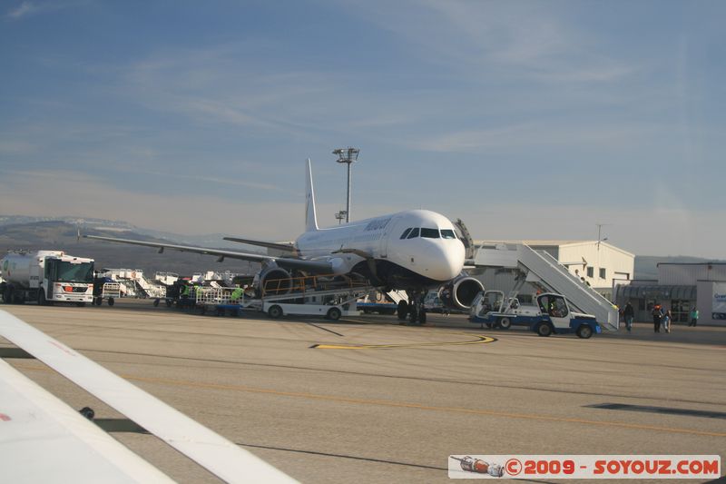 Tour des Lacs - Aeroport de Grenoble-Isere
Mots-clés: avion vehicule