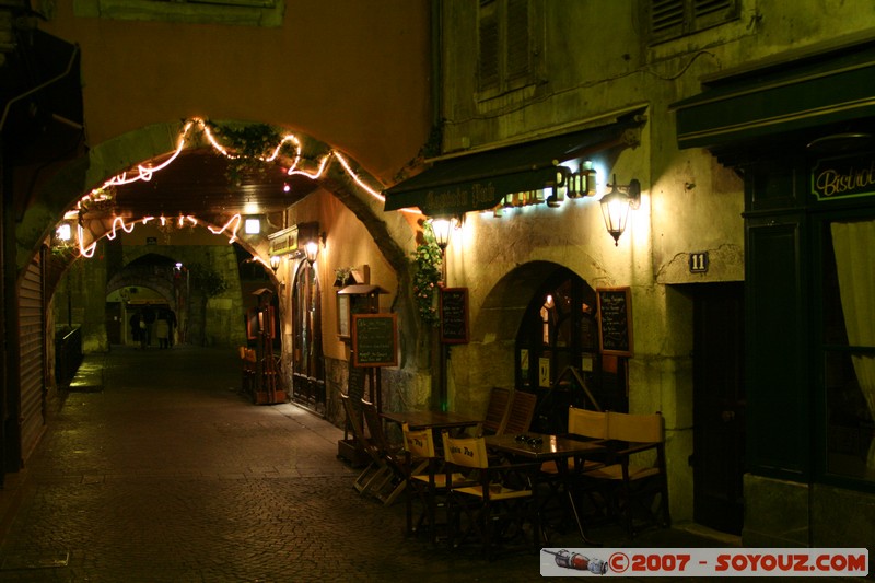 Annecy By Night - rue du Pont Maurens - Captain Pub
Mots-clés: Nuit