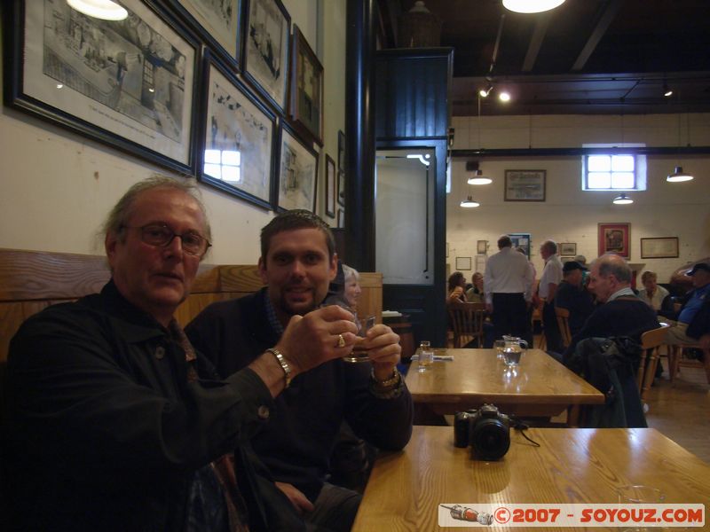 Mon père et moi à la Distillerie "Old Bushmills"
