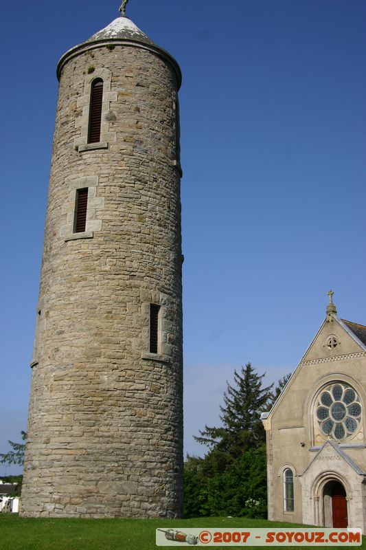 Eglise à  Clocher rond
Mountcharles
Mots-clés: Eglise cimetiere