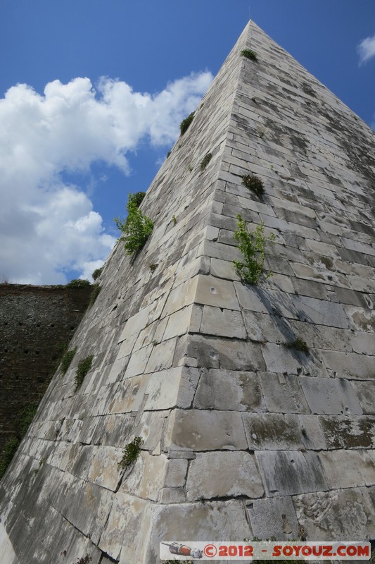 Roma - Piramide Cestia
Mots-clés: geo:lat=41.87628539 geo:lon=12.48111527 geotagged ITA Italie Lazio Roma Piramide Cestia Romain Ruines patrimoine unesco