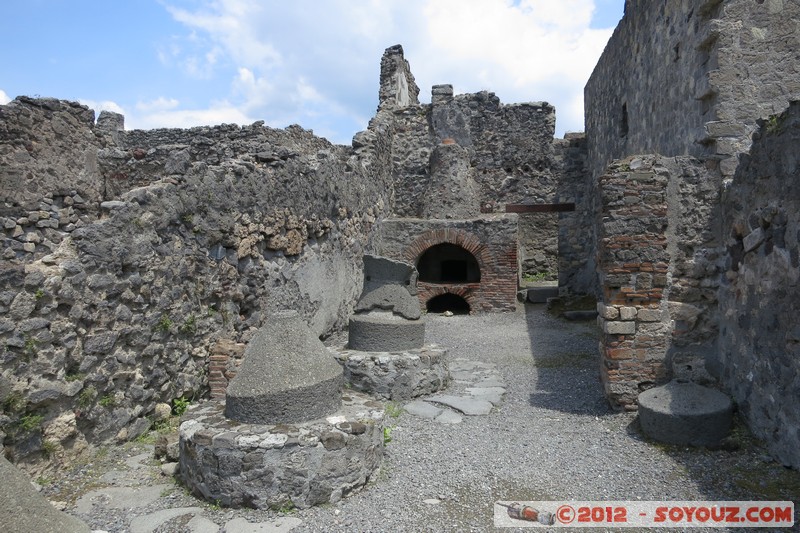 Pompei Scavi - Via Consolare
Mots-clés: Campania geo:lat=40.75116618 geo:lon=14.48232886 geotagged ITA Italie Pompei Scavi Ruines Romain patrimoine unesco Regio VI