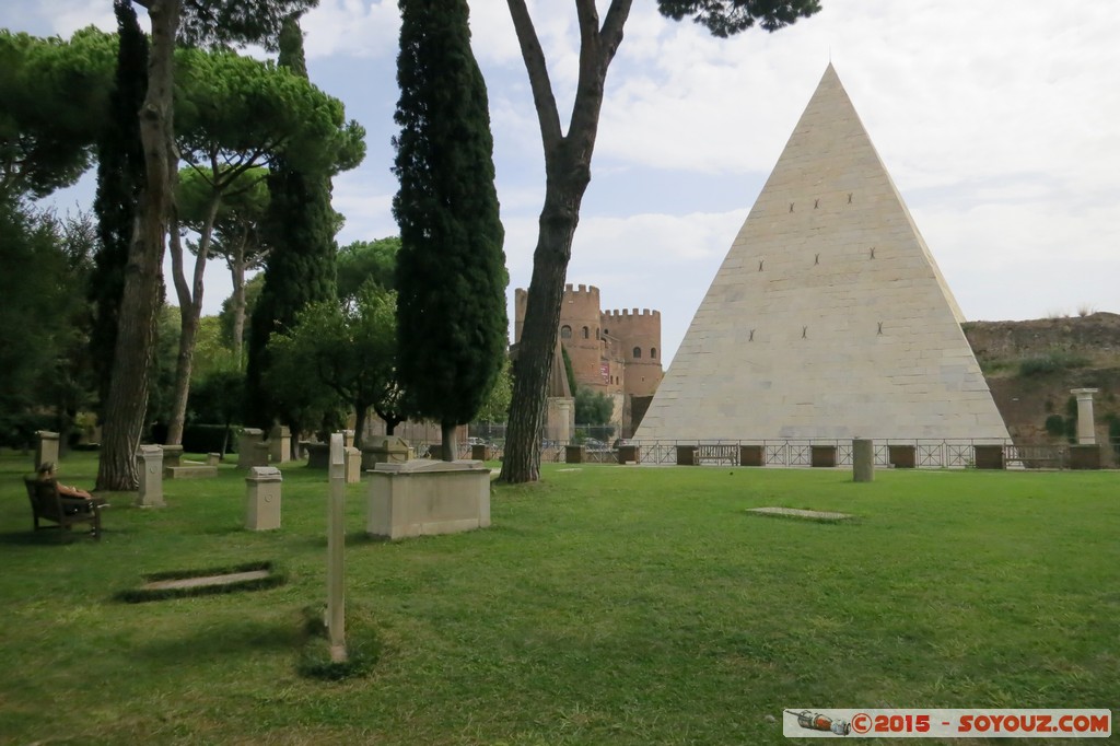 Roma - Cimitero acattolico - Piramide Cestia
Mots-clés: Garbatella geo:lat=41.87657514 geo:lon=12.48037219 geotagged ITA Italie Lazio Torre Spaccata Roma Cimitero acattolico di Roma Piramide Cestia Ruines Romain Testaccio