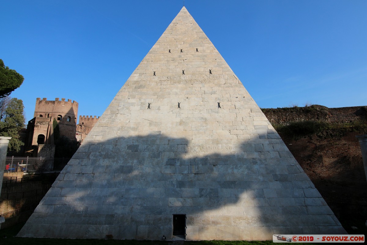 Roma - Cimitero acattolico di Roma - Piramide Cestia
Mots-clés: Decima Garbatella geo:lat=41.87666256 geo:lon=12.48053567 geotagged ITA Italie Lazio Cimitero acattolico di Roma Testaccio cimetiere Piramide Cestia Ruines romaines