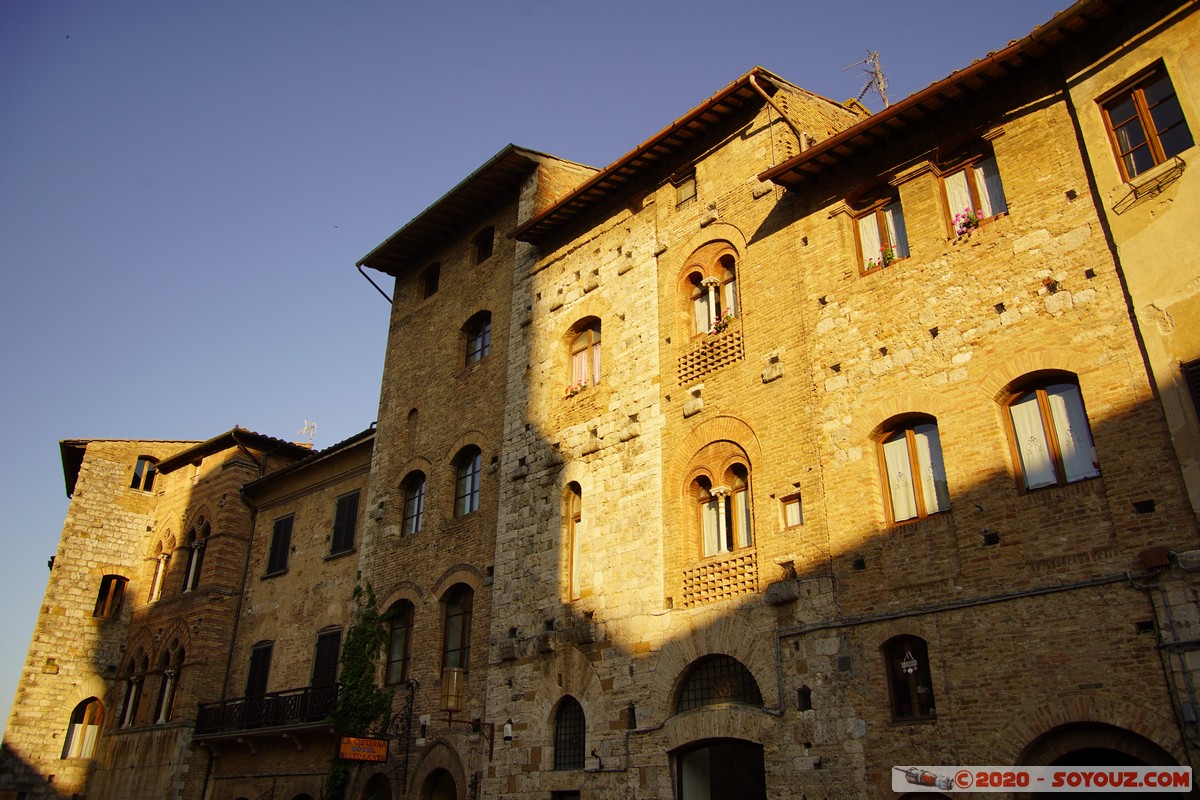 San Gimignano - Piazza della Cisterna
Mots-clés: geo:lat=43.46752917 geo:lon=11.04364944 geotagged ITA Italie San Gimignano Toscana Piazza della Cisterna Torre del Diavolo sunset