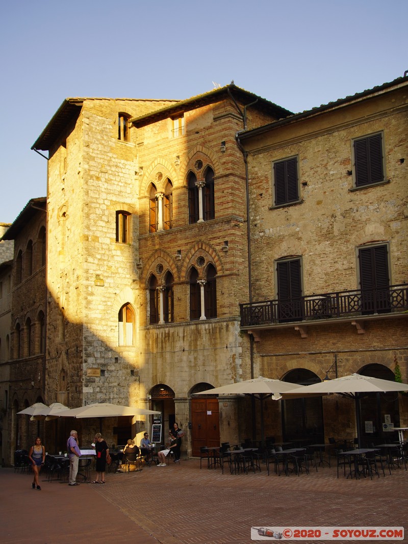 San Gimignano - Piazza della Cisterna
Mots-clés: geo:lat=43.46746697 geo:lon=11.04375848 geotagged ITA Italie San Gimignano Toscana Piazza della Cisterna sunset