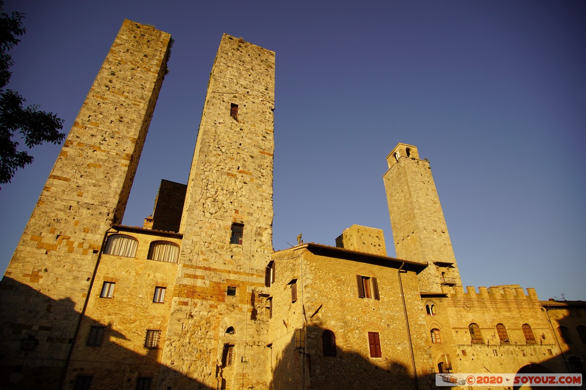 San Gimignano - Piazza dell'Erbe, Torri dei Salvucci
Mots-clés: geo:lat=43.46792961 geo:lon=11.04297500 geotagged ITA Italie San Gimignano Toscana sunset Piazza dell'Erbe Torri dei Salvucci